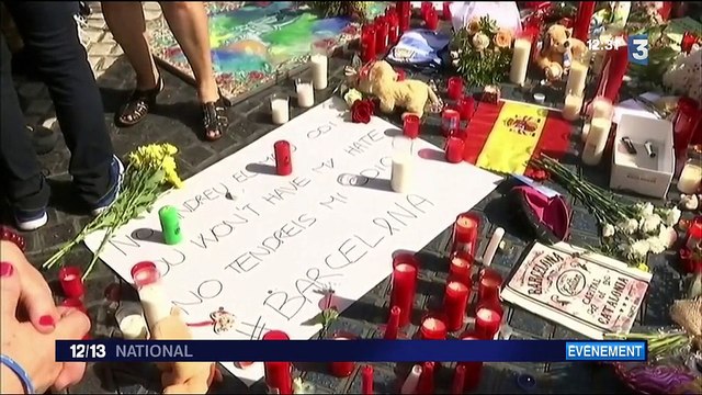Attentat à Barcelone : Barcelonais et touristes se recueillent au lendemain de l'attaque