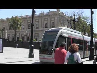 CONTRASTE MODERNO Y ANTIGUO EN SEVILLA ESPAÑA