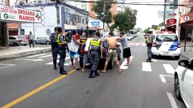 PMs prende quatro suspeitos por tráfico em Jardim Camburi