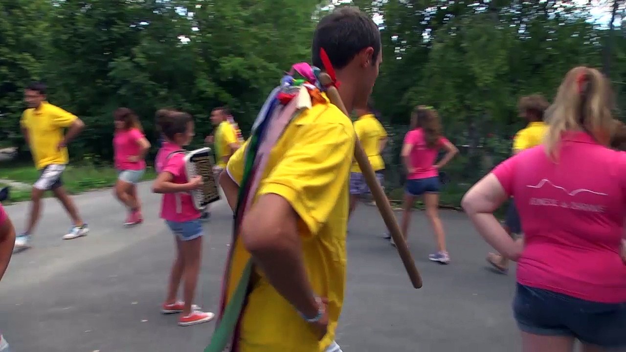 D!CI TV :  on se prépare à danser le rigodon dans le pré de la danse de Charance