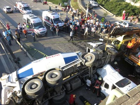 Kadıköy'de Beton Mikseri Köprüden, Seyir Halindeki Aracın Üzerine Uçtu