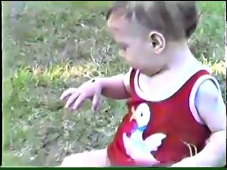 Muy comico y dulce, bebé y la mosca, no te pierdas el final.  Funny and sweet