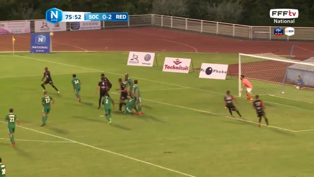 Coup franc bien frappé avec du monde a la retombée mais dégagé par le Red Star