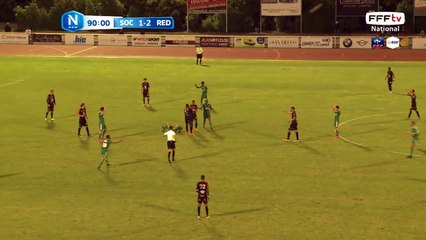 Carton Jaune sur ce pied haut, avec le joueur du Red Star qui reste au sol