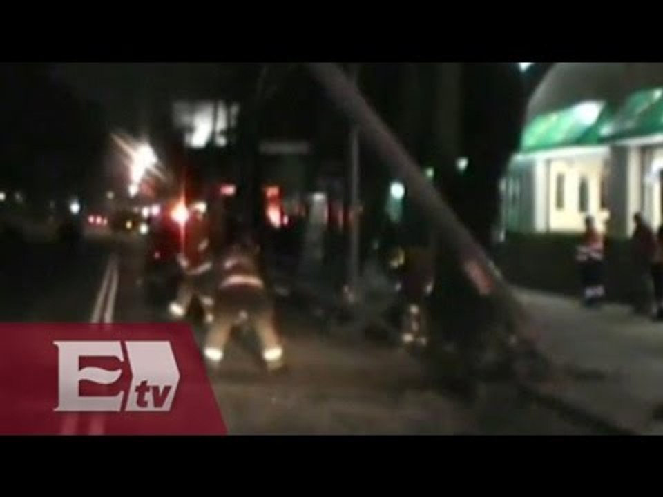 Automóvil choca contra poste de luz en Tlalpan / Vianey Esquinca