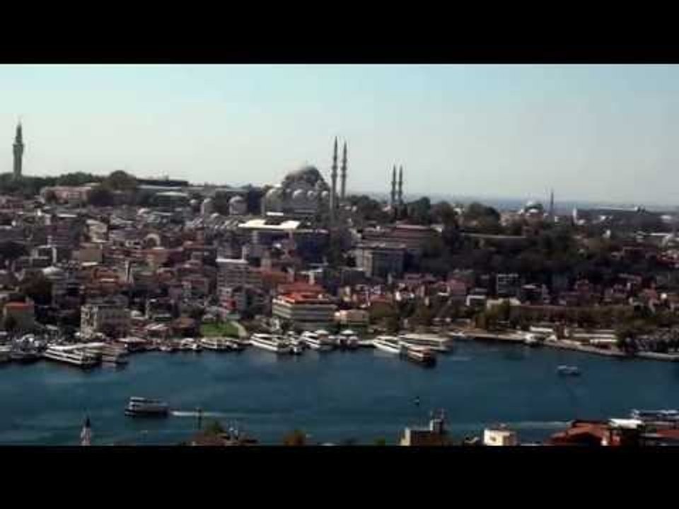 Estupenda vista de Cuerno de Oro, sus puentes, mezquitas  Estambul