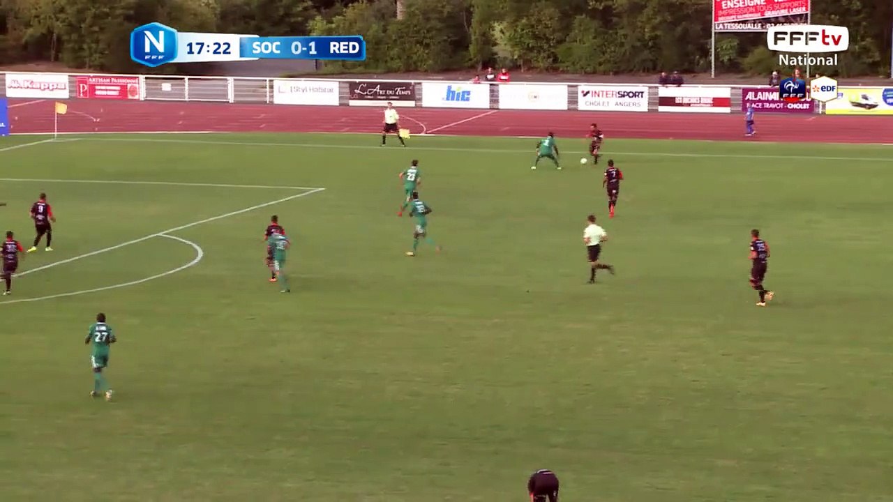 Belle action pour Cholet qui se termine avec une tête qui passe juste à coté des but de Renot