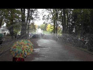 Broma en San Peterbur, mojan a turistas