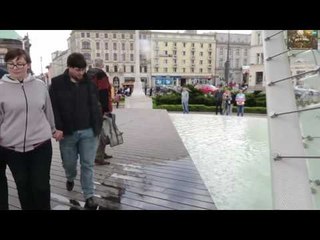 Pasando bajo el agua de una fuente, Poznan, Polonia