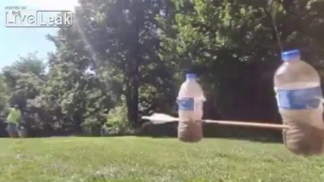 Cet archer vise 2 bouteilles en mouvement avec 1 flèche !!