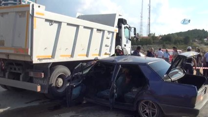 Asfalt Malzemesi Taşıyan Kamyon ile Otomobil Çarpıştı: 1 Ölü, 2 Yaralı