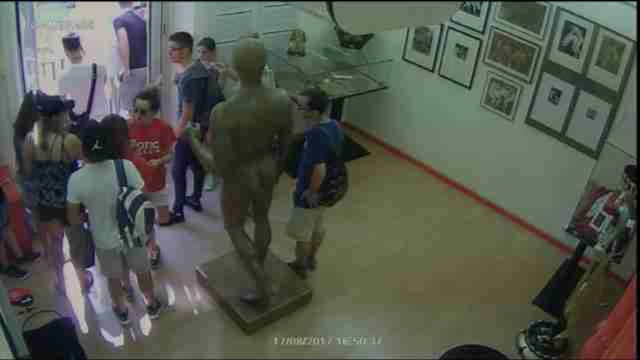 Una cámara de seguridad capta el momento del atentado en las Ramblas de Barcelona