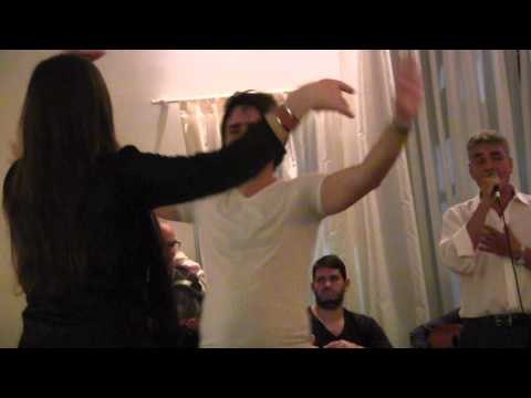 Bailarines y orquesta baile popular árabe Libano