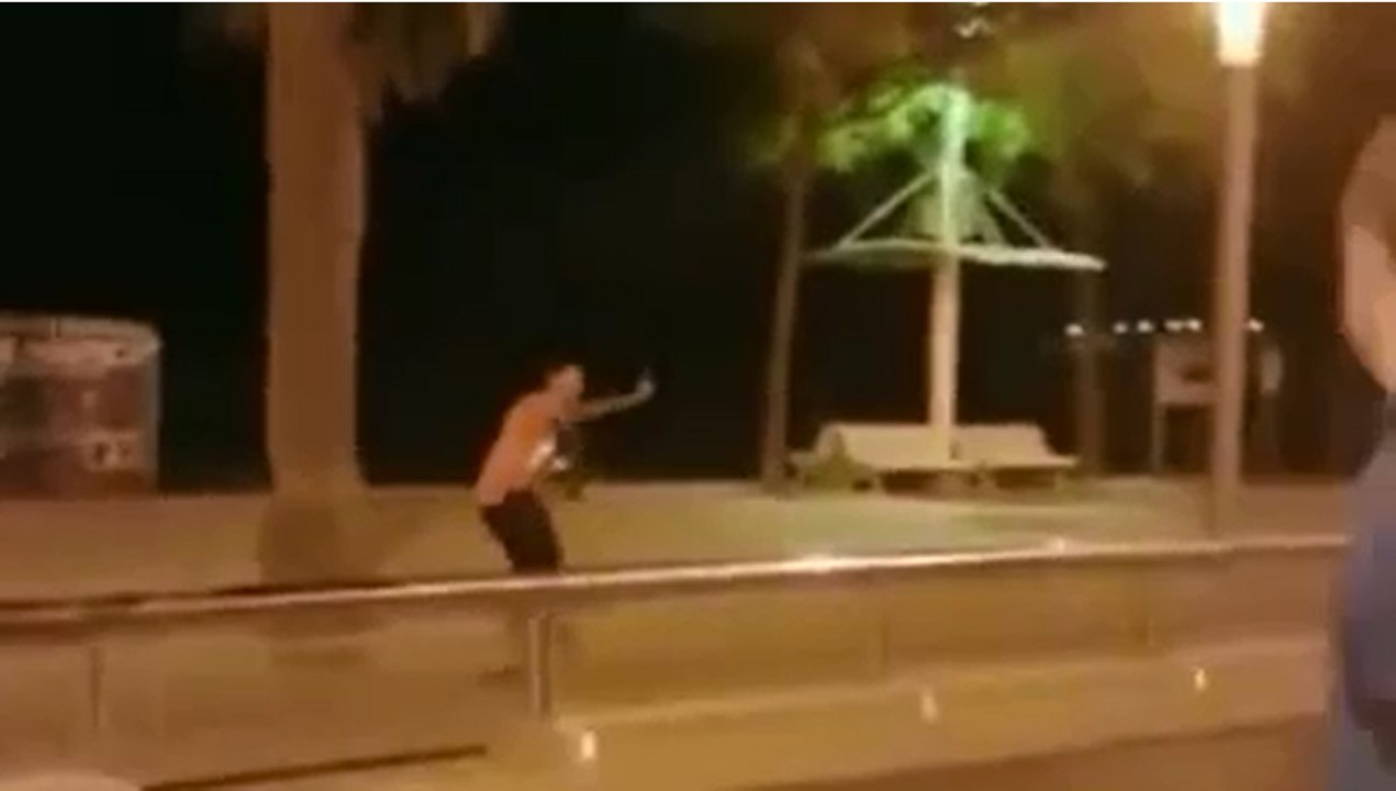 L'un des terroristes de Barcelone qui tente d'actionné son gilet explosif.