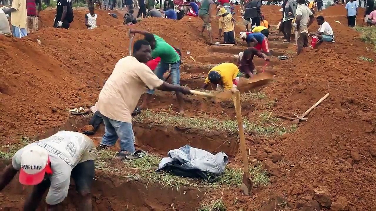 Après des inondations sans précédent, les Sierra-léonais enterrent leurs morts