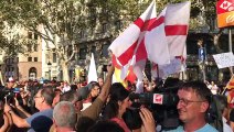 VilaWeb. Grup racista aturat a La Rambla de Barcelona