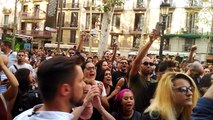 Centenars de manifestants antifeixistes encerclen una desena de militants de la Falange #