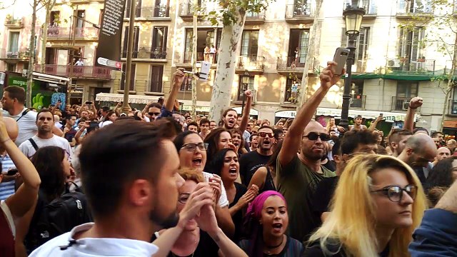 Centenars de manifestants antifeixistes encerclen una desena de militants de la Falange #