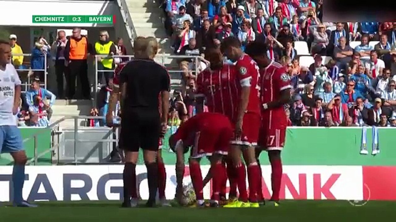 Ce geste de Ribéry qui défait les lacets de l'arbitre en plein match enflamme la toile...