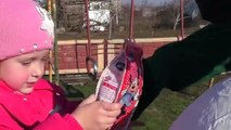 Niños Niños Metro video Niños para El buen dinosaurio trajo regalos para el nuevo año, un enorme huevo