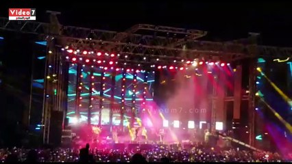 عمرو دياب يبدأ حفله فى الساحل الشمالى بأغنية "قمر إيه"