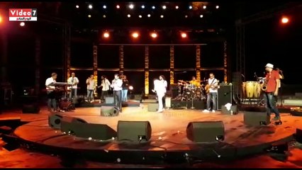 بالفيديو..محمد منير يستأذن الجمهور التونسى فى غناء أغنية يونس عن الهلالية