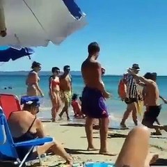 " penalty for juve!"- the bathers fall to the ground around the fan who walks on the beach