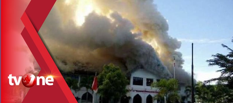 Gedung Rektorat Dibakar, Warga dan Mahasiswa Berupaya Selamatkan Dokumen
