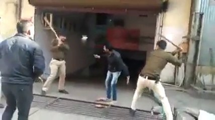 Valantine Par Police Walo ne Ladke ko bhaga bhaga kar mara
