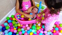 Bébé balle les couleurs faux pour enfants Apprendre fosse récréation Bathtime |