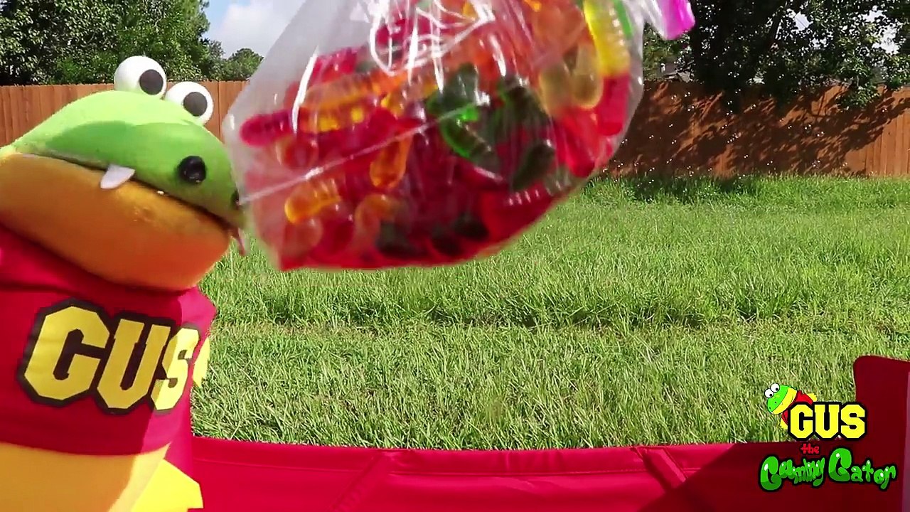 Lawn mowing bubbles machine and Yard Work Family Fun Pretend Play with Gus the Gummy Gator-hJa7FfZvis4