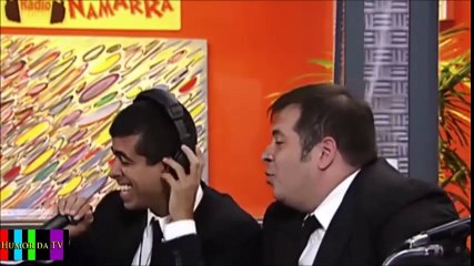 Os Caras de Pau - Pedrão trabalha como locutor de rádio e entrevista Janjão Escavadeira.