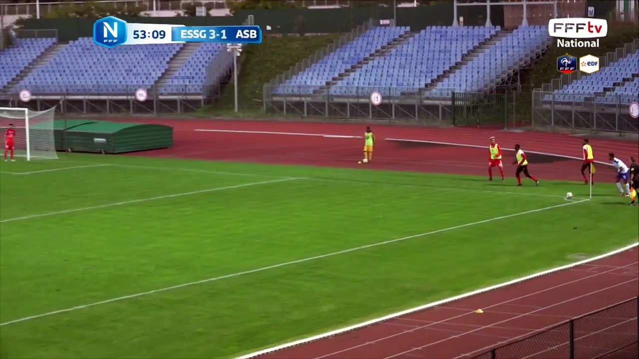 Corner très bien tiré et la tête qui passe a quelques centimètres du cadre