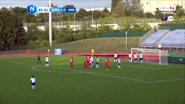 Corner bien tiré sur la tête d'Atassi et qui passe juste au dessus de la transversale