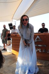 Gülşen, Sahnede Transparan Kıyafetini Elleriyle Kapattı