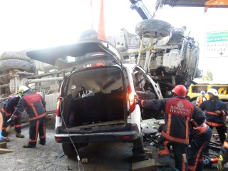Kadıköy'de Beton Mikseri Köprüden Uçtu: 1 Ölü, 4 Yaralı