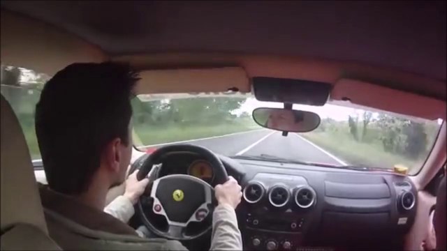 Il évite de peu 2 voitures au volant de sa Ferrari F430... Reflexe surhumain