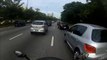 2 motards tentent d'en braquer un autre en pleine route