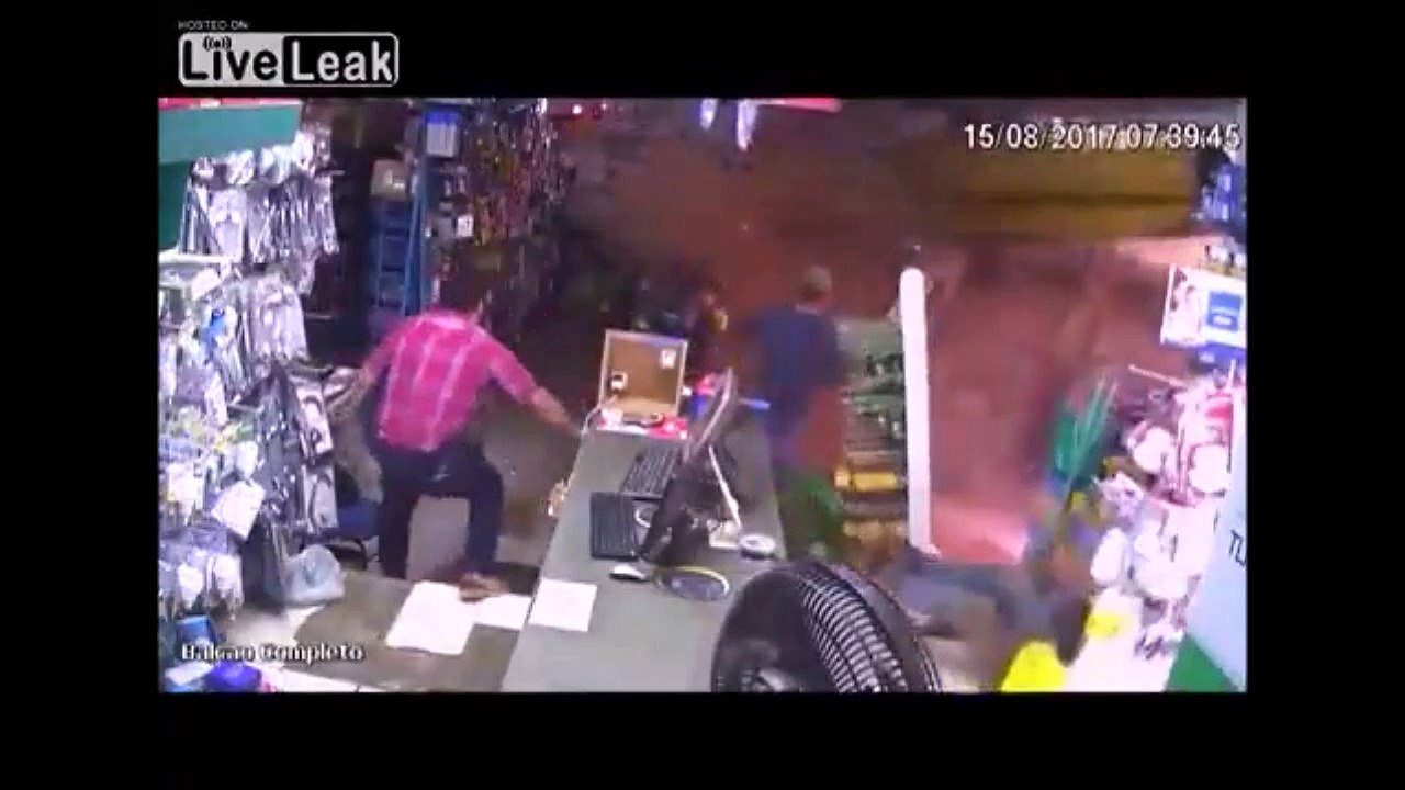 Il perd le controle de son camion et détruit la devanture d'un magasin