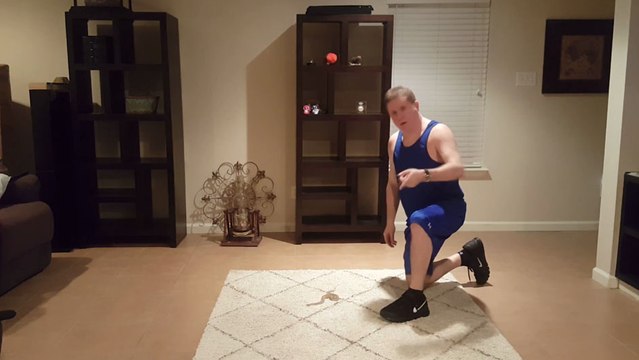 Cet abruti s'amuse avec une vipère à sonnette, ce qui devait arriver.. arriva !