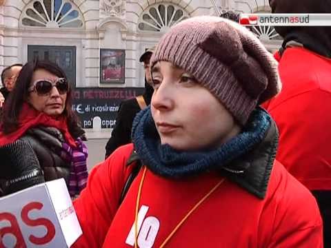 TG 28.02.12 Fondazione Petruzzelli, Cda deserto e lavoratori in piazza