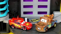 Y Ordenanza coches relámpago en rojo rescate salvar equipo Disney pixar mcqueen mater batcave fi