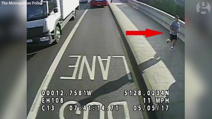 Un joggeur pousse une femme sous un bus