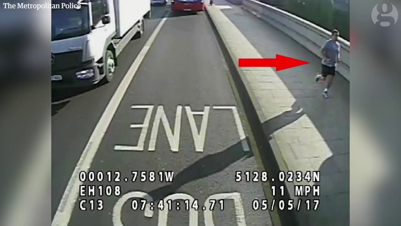 Un joggeur pousse une femme sous un bus