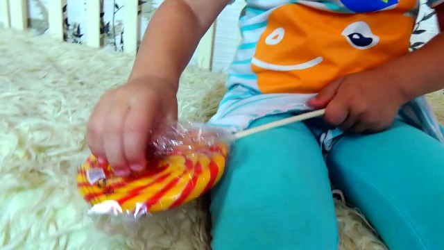 Bad Kids Walk Through the Wall Kids Prank their dad, Family Fun Toy for Kids-yN0xTgN9irY