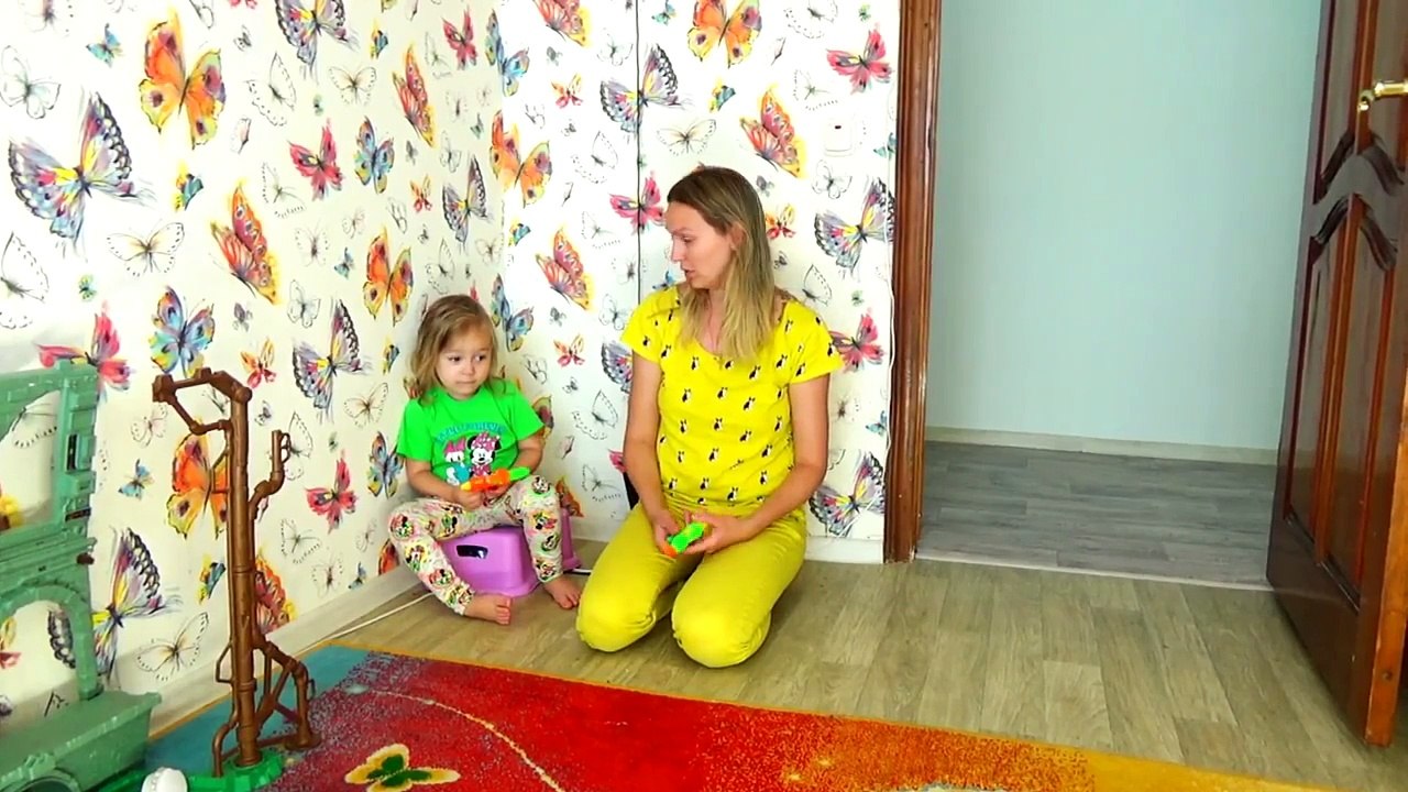 NERF WAR - Creepy Hand Attacks НЕРФ ВОЙНА - Гигантская Рука Атакует-YFe6r9k9sHE
