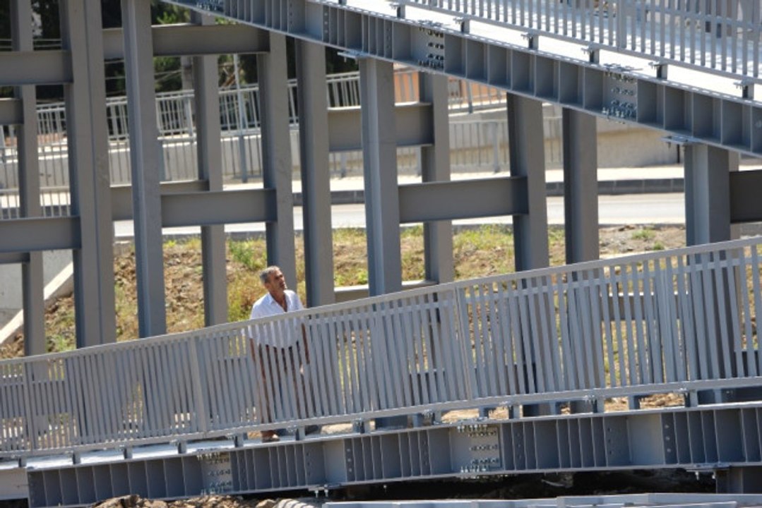 Yok Böyle Bir Üst Geçit! Bir Ayağı Rampa Bir Ayağı Merdiven