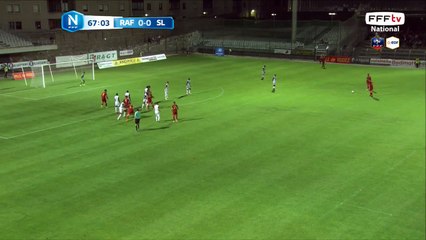 Centre bien frappé mais la défense la dégage