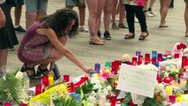 Barcelone: des fleurs déposées en hommage aux victimes