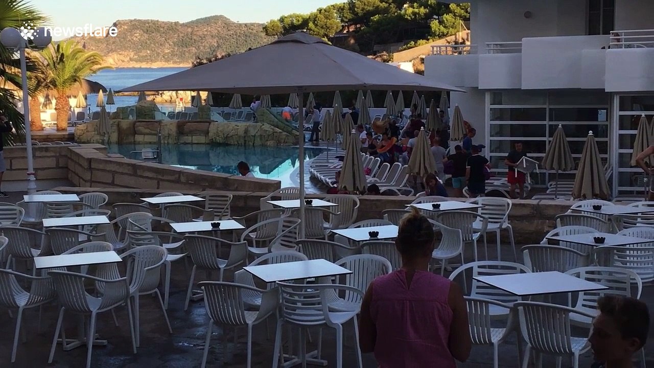 UK tourist captures rush for holiday sun loungers
